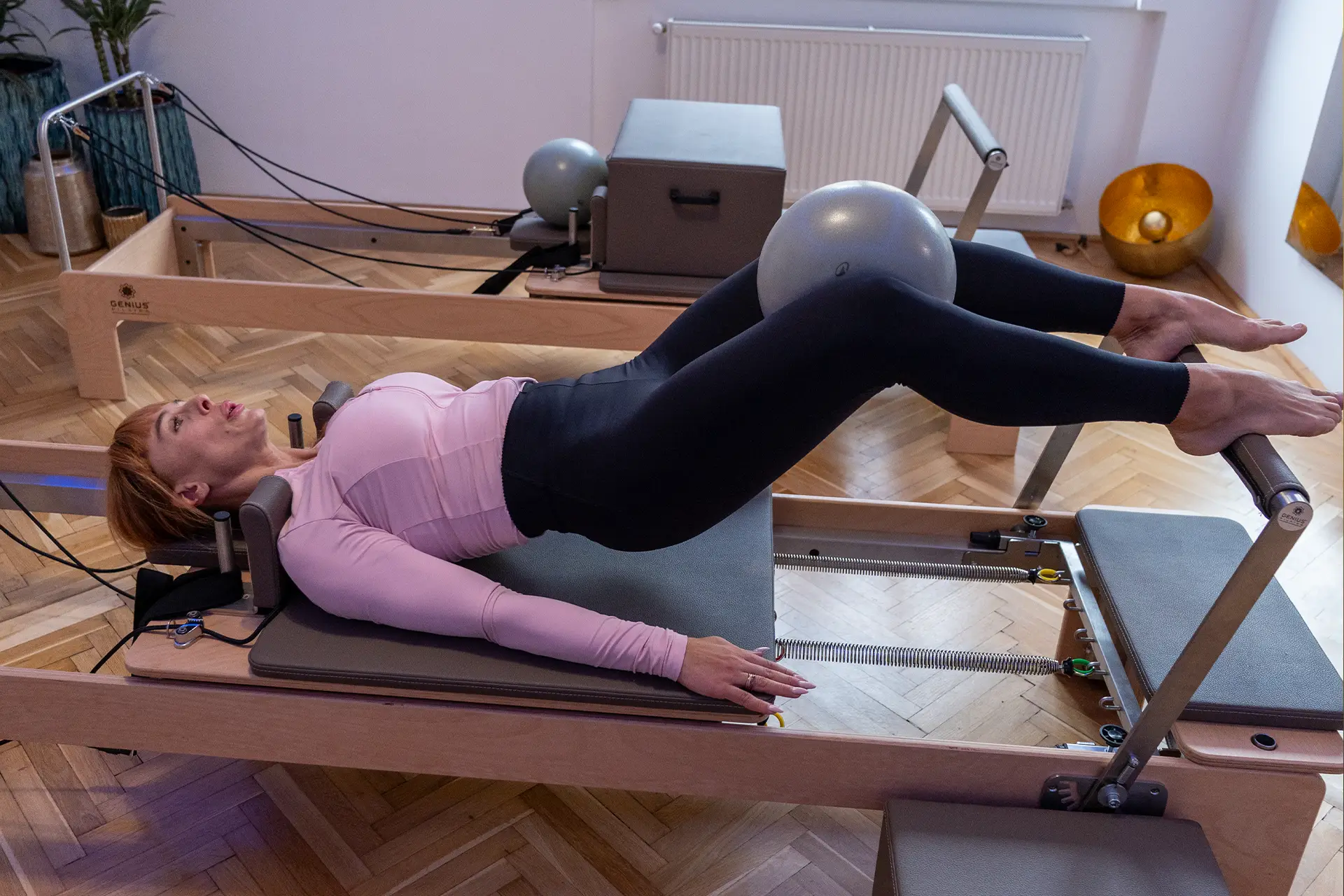 Reformer pilates gyakorlat pilates labdával az ST Pilates stúdióban