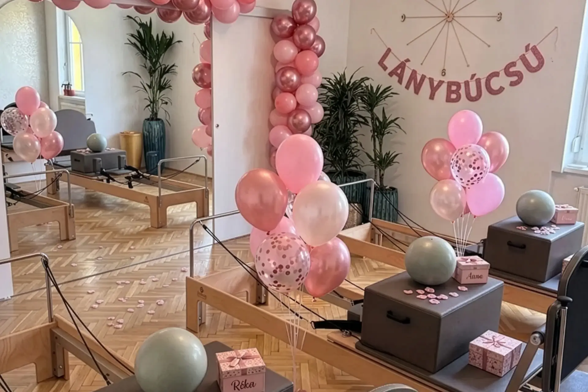 Pilates rendezvény dekorált stúdióban Budapest 12. kerületben