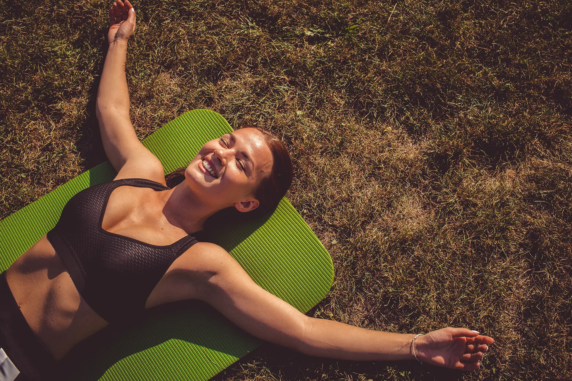 Ellazult nő pihen a szabadban – a pilates segíthet a stressz csökkentésében