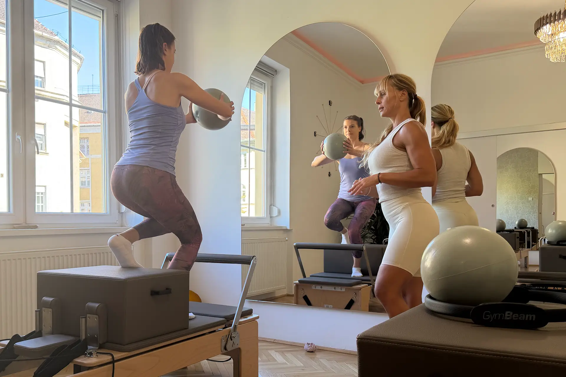Reformer pilates óra személyes oktatóval a rendszeres fejlődésért